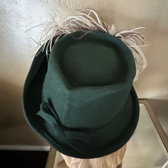 AMAZING 1940s\' GREEN FEDORA TRIMMED WITH LARGE BROWN/WHITE OSTRICH FEATHERS